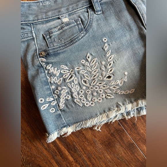 Express Embroidered Denim Cutoffs - Picture 3 of 8